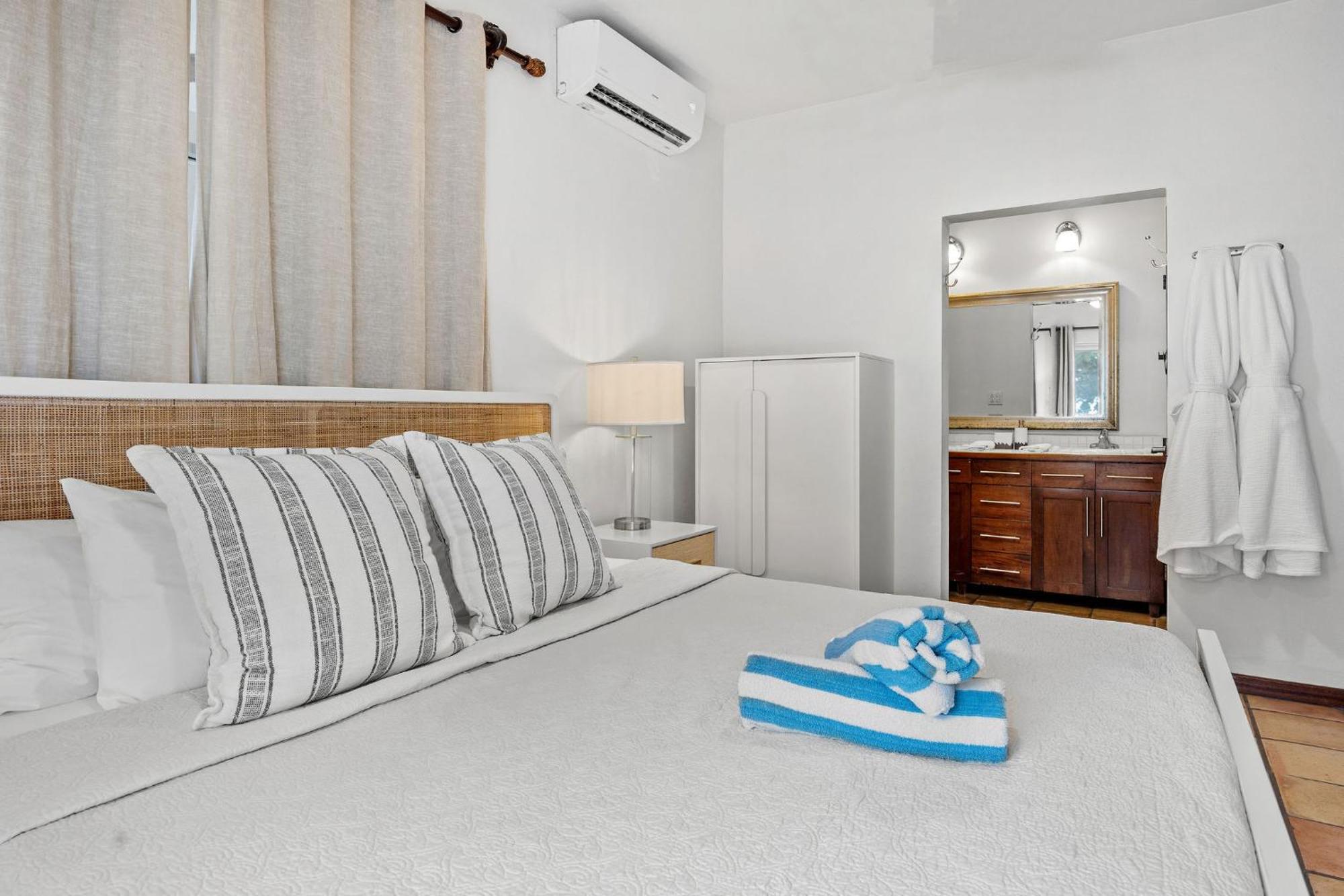 Tres Sirenas Beach Inn Ринкон Екстериор снимка
